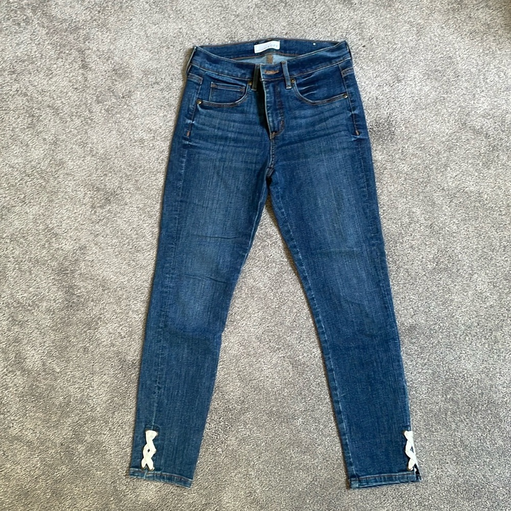 Like new Loft jeans. Skinny crop with adorable ankle details. Size 2.
